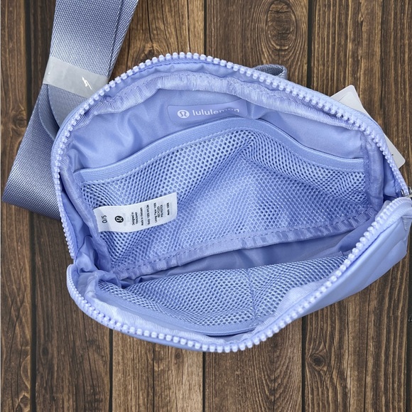 🆕 Everywhere Belt Bag in Pastel Blue Lululemon - Picture 3 of 5